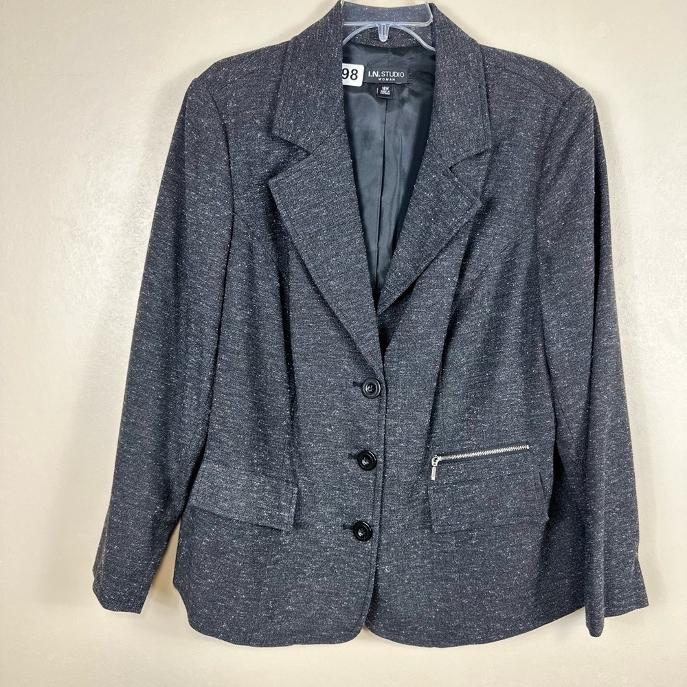 I.N Studio woman 16w like new p2p-22 length 27 shoulder to cuff 24 blazer
